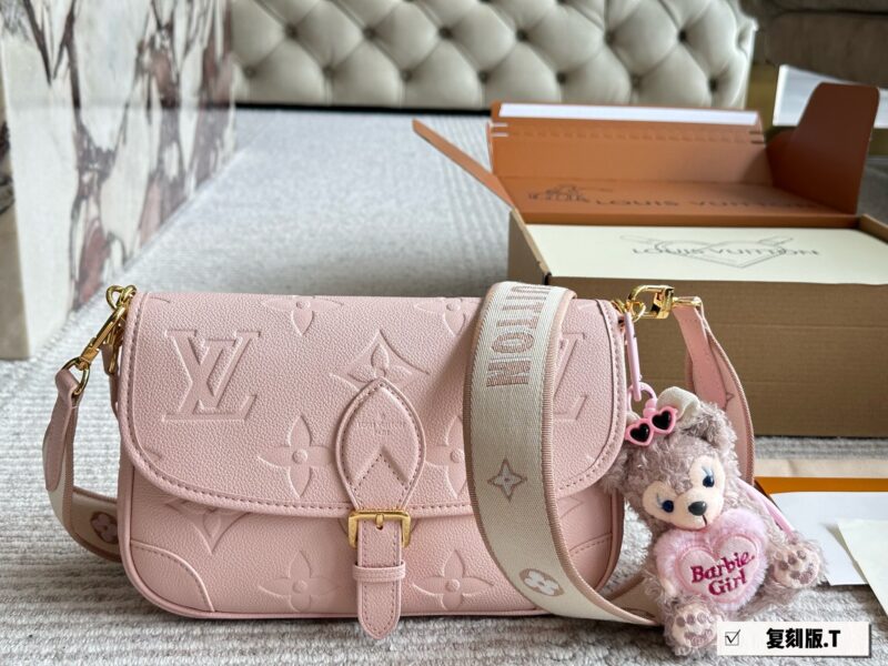 5e626d0aea.jpg 265 box
size:25*17cm
L Family Diane French Stick Handbag
The magic wand bag is really beautiful!
The leather and color are both good,
Configure two shoulder straps ?? Sweet and salty!
Search for Lv Law Stick