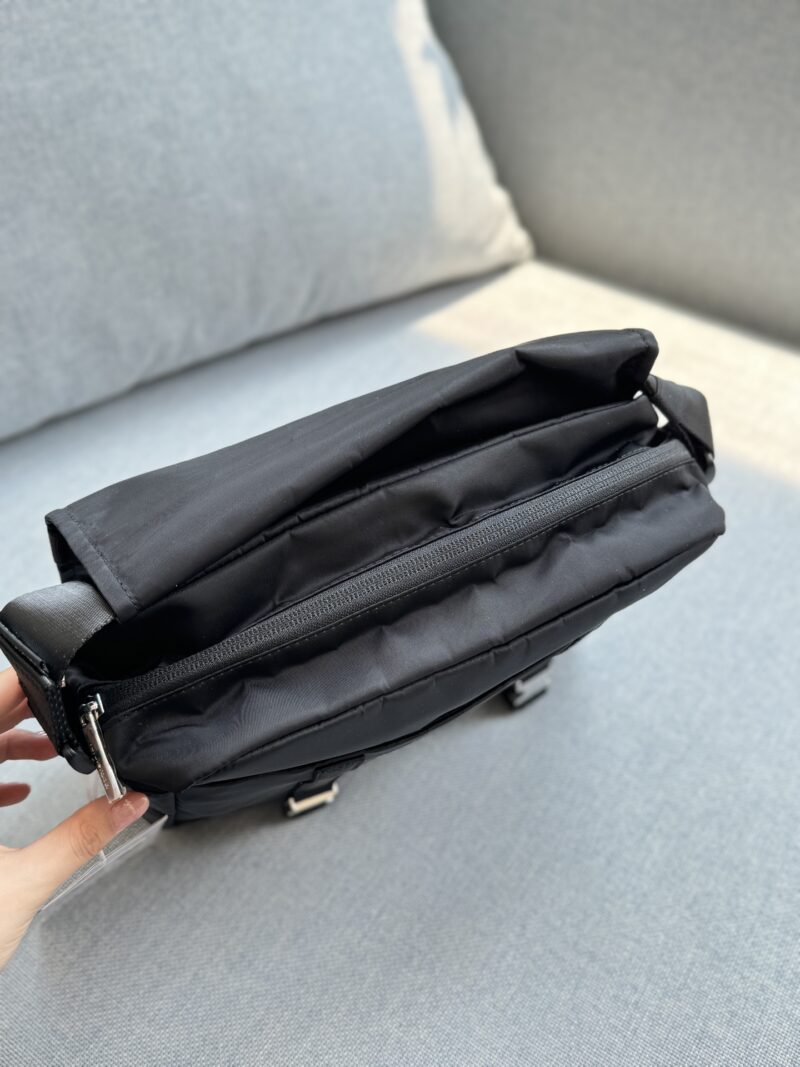 5e6c65d03d.jpg 215 airplane box
size:28×21
Lululemon Wulnderlust 6.5L Nylon Postman Bag Single Shoulder Crossbody Bag
Gun colored metal buckle+3D car line, with a touch of luxury at your fingertips! Paired with sweatshirt and denim, it instantly transforms into ...