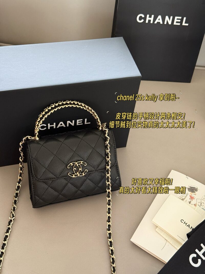 5e9da1a41a.jpg 215 boxes
size:15*12cm
Xiaoxiang's 25skewly
This bag type is a whole love to live in
Can be carried by hand or slung diagonally
The caviar cowhide is too perfect!