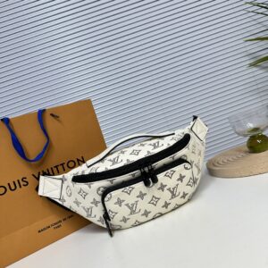 Donkey waist bag/chest bag model M25227 all leather white. This waist bag design is not only practical but also enhances the overall design sense, making it easy to raise the body proportion. The bag can be worn as a chest bag or crossbody bag, and c...