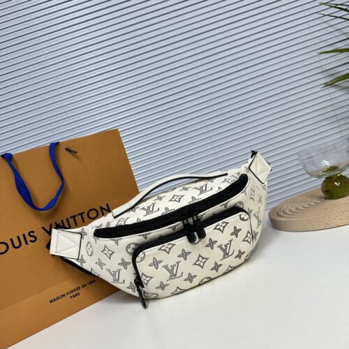 Donkey waist bag/chest bag model M25227 all leather white. This waist bag design is not only practical but also enhances the overall design sense, making it easy to raise the body proportion. The bag can be worn as a chest bag or crossbody bag, and c...