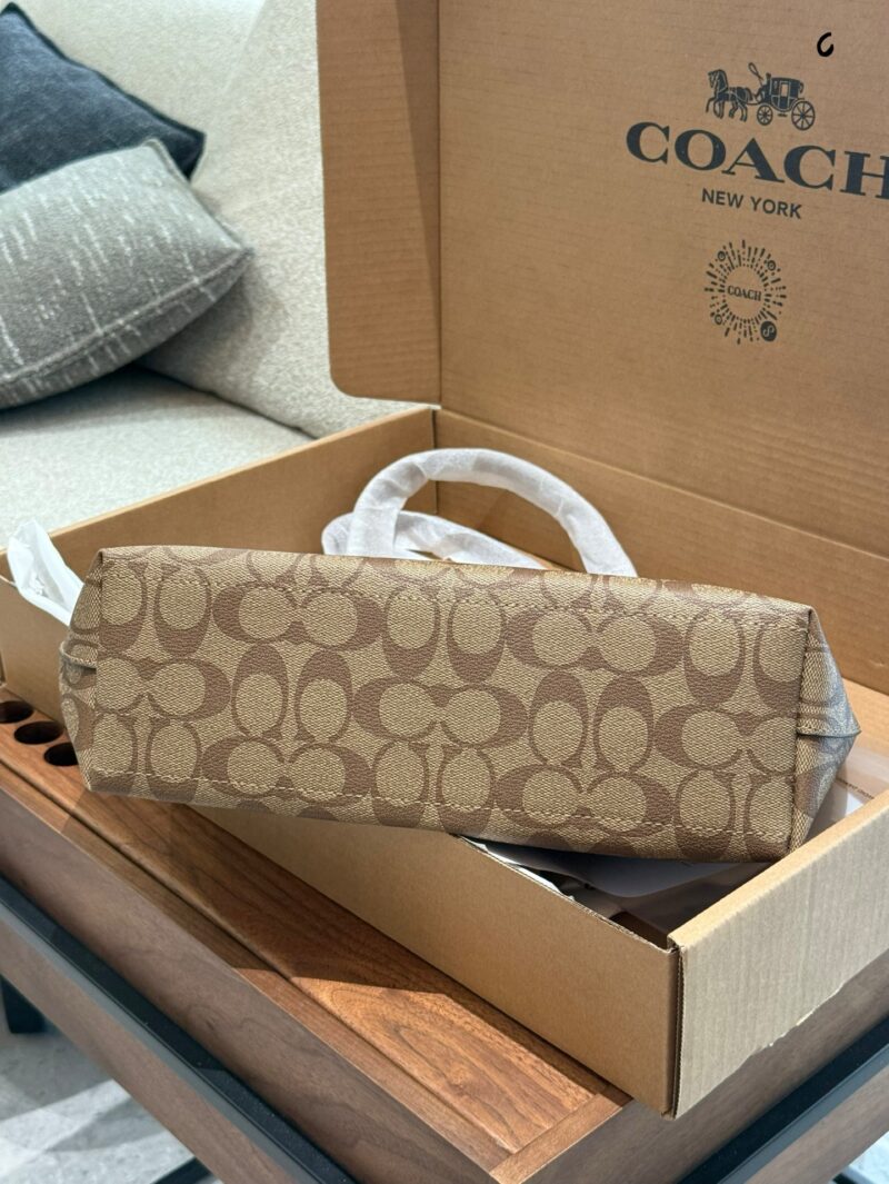 Coach Coach Tote P190
It's hard to find. The logo tote bag shopping bag has a zipper on the top and is of medium to large size, with a height of approximately 29cm at the bottom and 38cm at the top, making it a perfect bag shape and size. Classic ver...