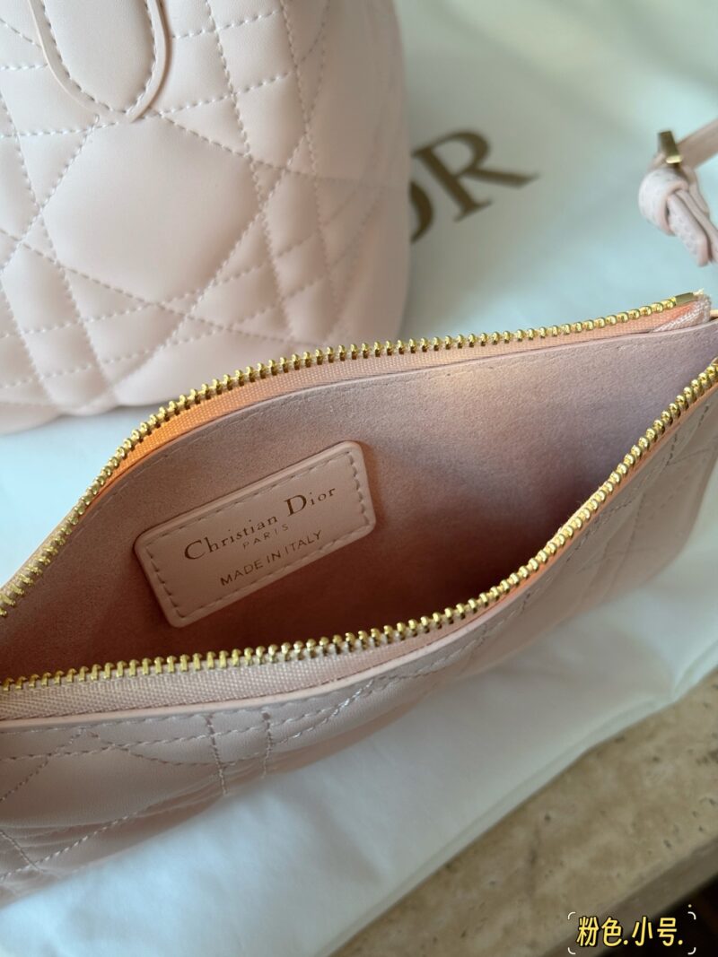 5eb5761487.jpg 300 310 box upgraded version again
Size: 23x15cm (small size)
28 * 21cm (large size)
D's super popular Toujours shopping bag
I personally think the bag design is really durable!
New Pink~
Cool and cute~pink powder is tender and tastes foreign!