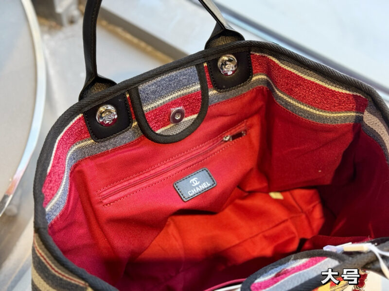 280 280 without box
Size: 38 * 30cm (large)
33 * 25cm (small)
Xiaoxiangjia Cowboy Beach Bag ?
Arrange it! Arrange it!
This beach bag released this year is so beautiful!
More advanced