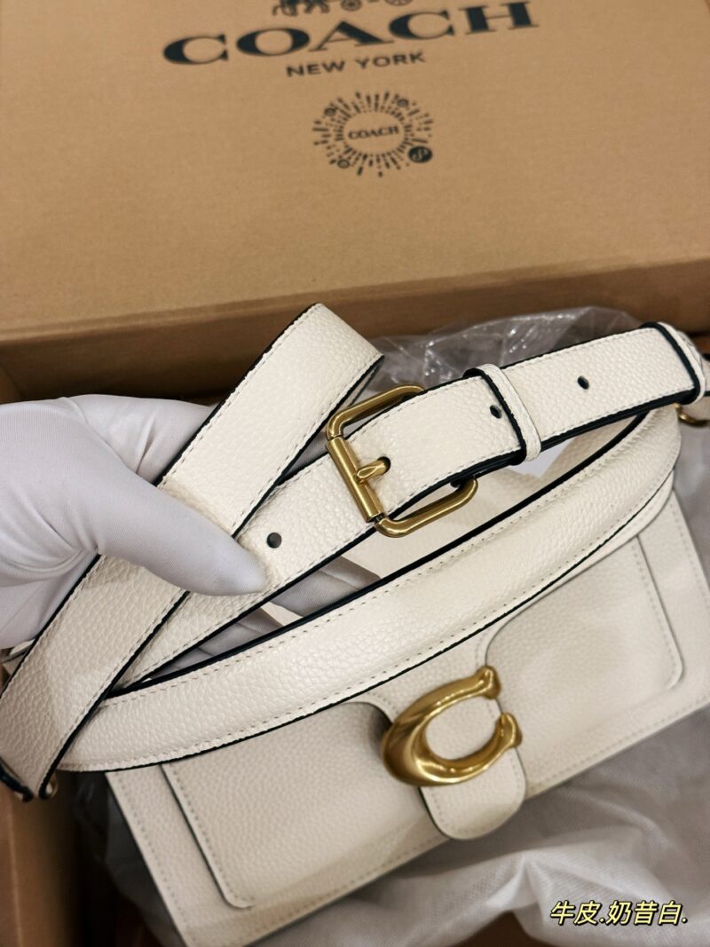 5ed17a0a20.jpg 235 with box
size:25*15cm
Versatile artifact - tabby
C's Wine God Tabby
Milk white is super beautiful!
Engraving of Coach on Hardware
Full of small details
Equipped with leather straps for both shoulders!