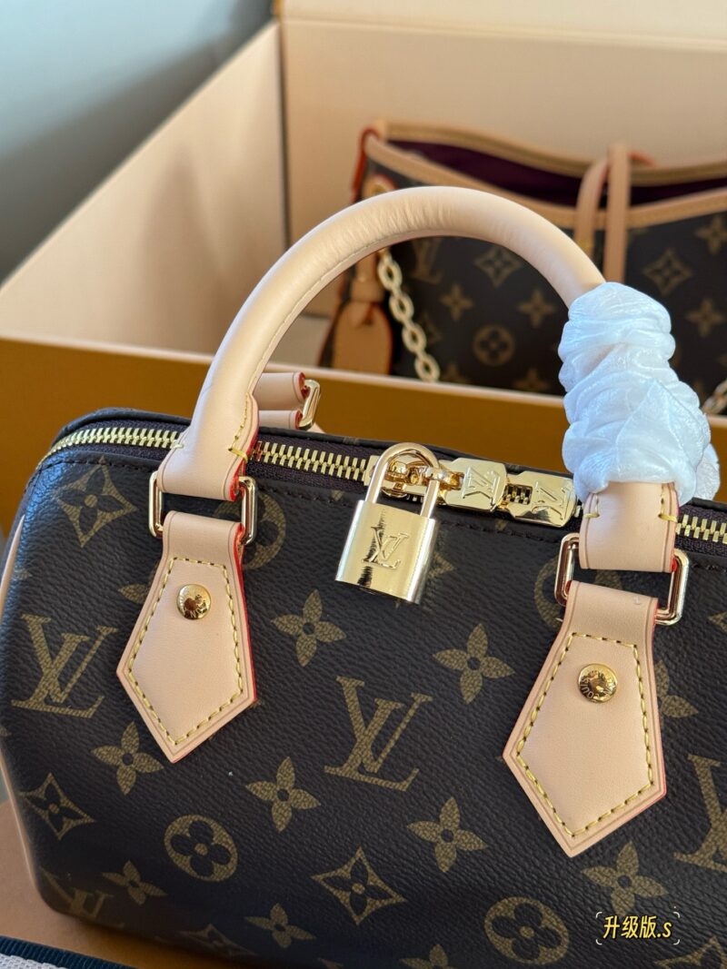 260 boxes
size：20*14cm
L home speed20
I really like this size!
?? Taiwanese customers order color changing leather!
?? Original weaving! Upgrade to adjustable
No matter what clothes you wear, don't hesitate!
Whatever you want!
Search Lv speed20