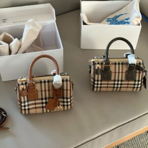 220 box mini
size：18.5*12cm
Bur's new mini pillow bag
New color, new grid
A small bowling bag
The capacity is definitely beyond your imagination, versatile
