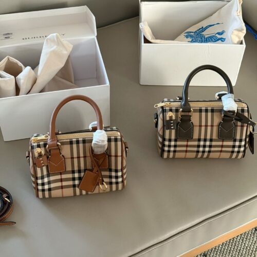 220 box mini
size：18.5*12cm
Bur's new mini pillow bag
New color, new grid
A small bowling bag
The capacity is definitely beyond your imagination, versatile