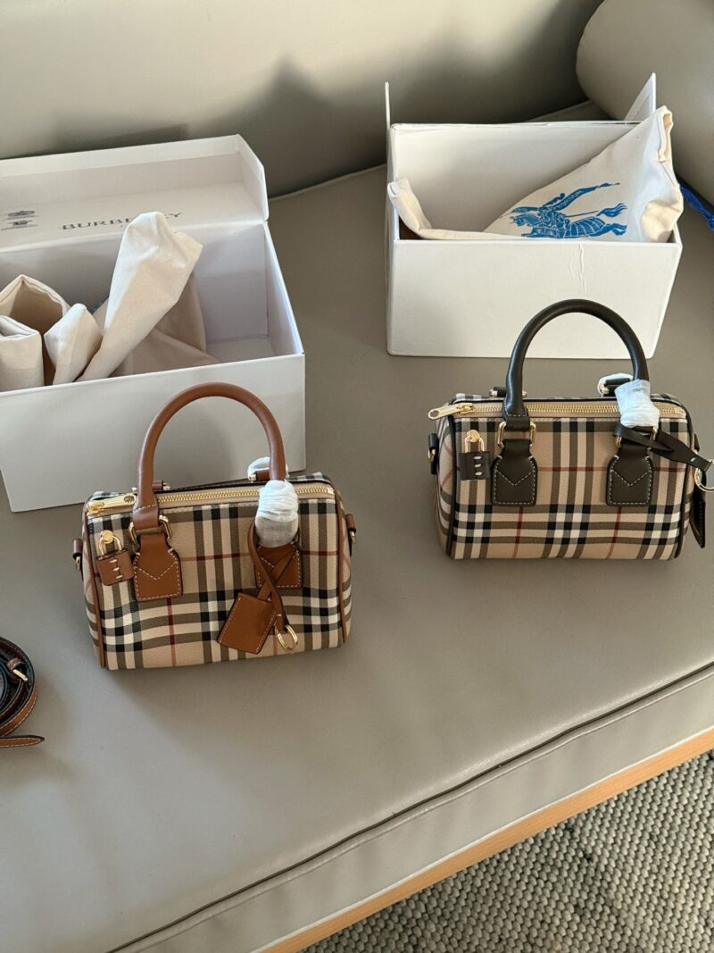 220 box mini
size：18.5*12cm
Bur's new mini pillow bag
New color, new grid
A small bowling bag
The capacity is definitely beyond your imagination, versatile