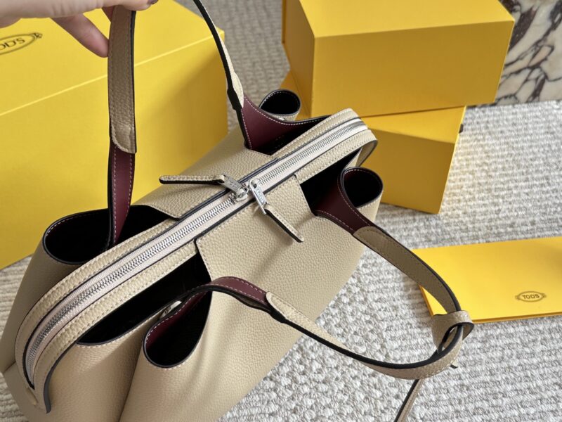 310 box cowhide
size：20*33cm
TODS's milk tea bucket bag is so delicious!
TODS's newly released bucket bag
A cute little one that combines appearance and capacity!
Can be carried diagonally or by hand
It's really convenient to go out in daily life
B...