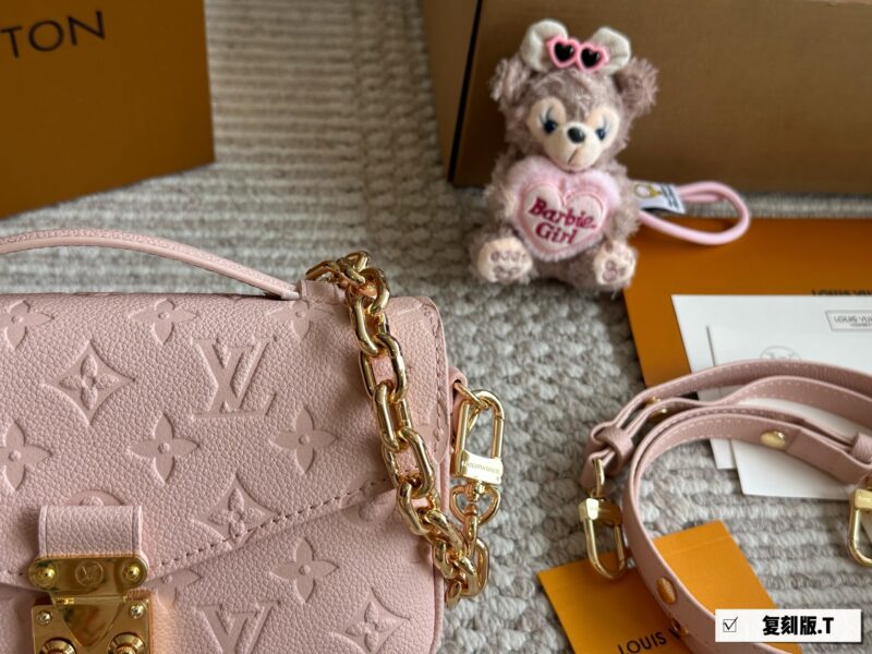 5f33529ccd.jpg 300 boxes
size:21*13cm
L's new small postman Metis
Freshly baked cherry blossom powder in spring and summer
The perfect sized LV mailman bag is here
The usage rate is super high!
Cute and lovely finally!! It's out!