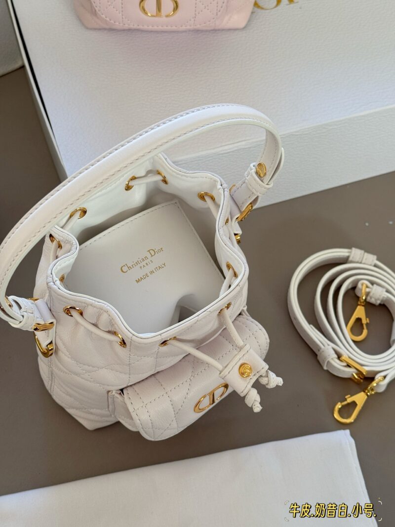 5f33c22659.jpg 310, 330 with box cowhide
Size: 15 * 15cm (small)
20 * 24cm (large)
D Home Caro Bucket Bag
Tengge pattern design is classic and stylish!
The shoulder strap can be matched freely and is exquisite and practical~I really like it. The whole person is ele...