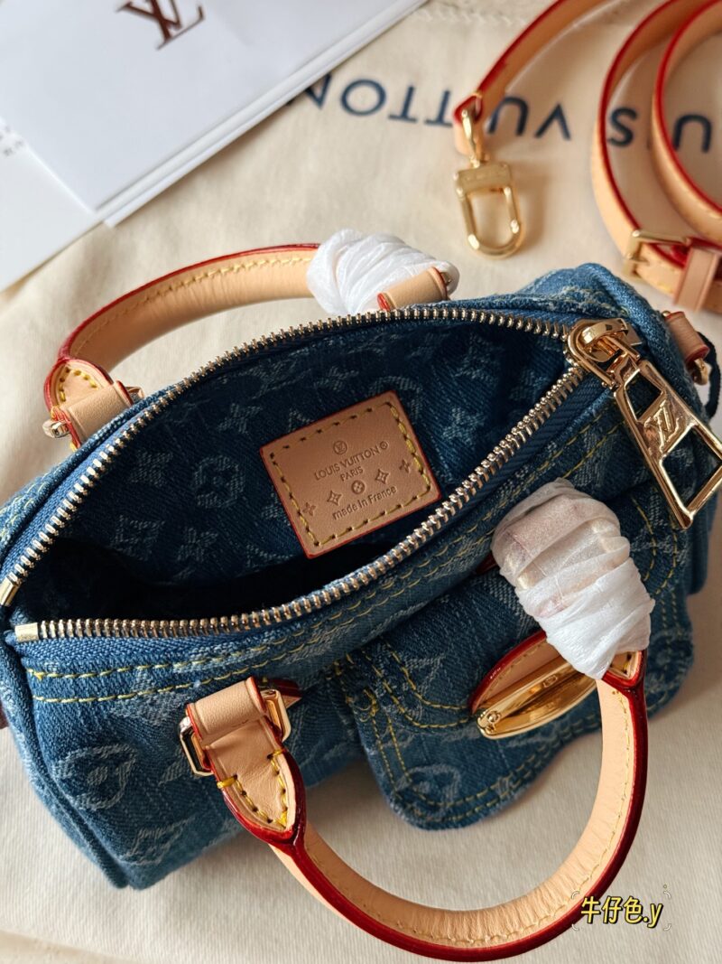 5f39d30740.jpg 265 box
size17*11cm
L's newly released denim Nano Speedy
Really cute
I feel younger than an old flower
It looks very mini, but it can hold a wallet, lipstick, phone, iPhone, car keys
Tested daily travel without any issues, OK