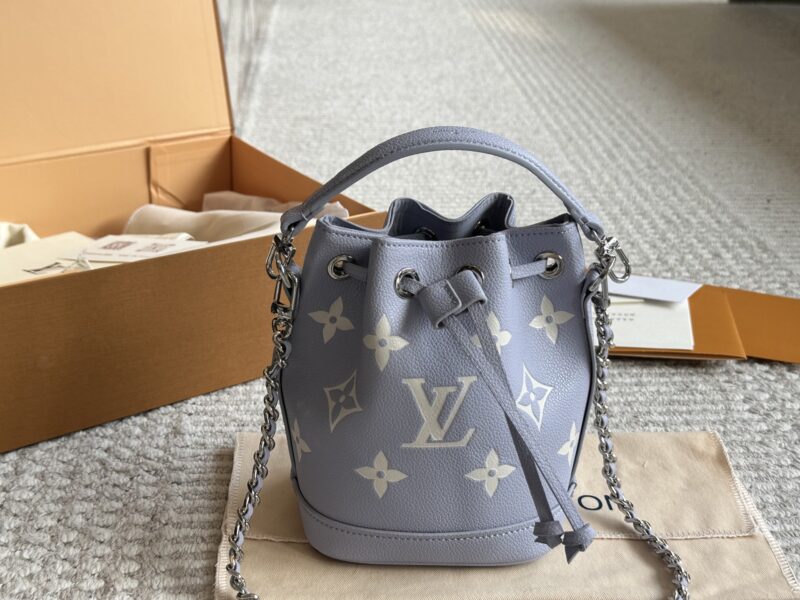 5f3d5b3390.jpg 225 boxes
Upgraded version
size:13*16cm
LV new nano purple small water bucket
The upper body size is just right!
Finally arrived at my favorite color!