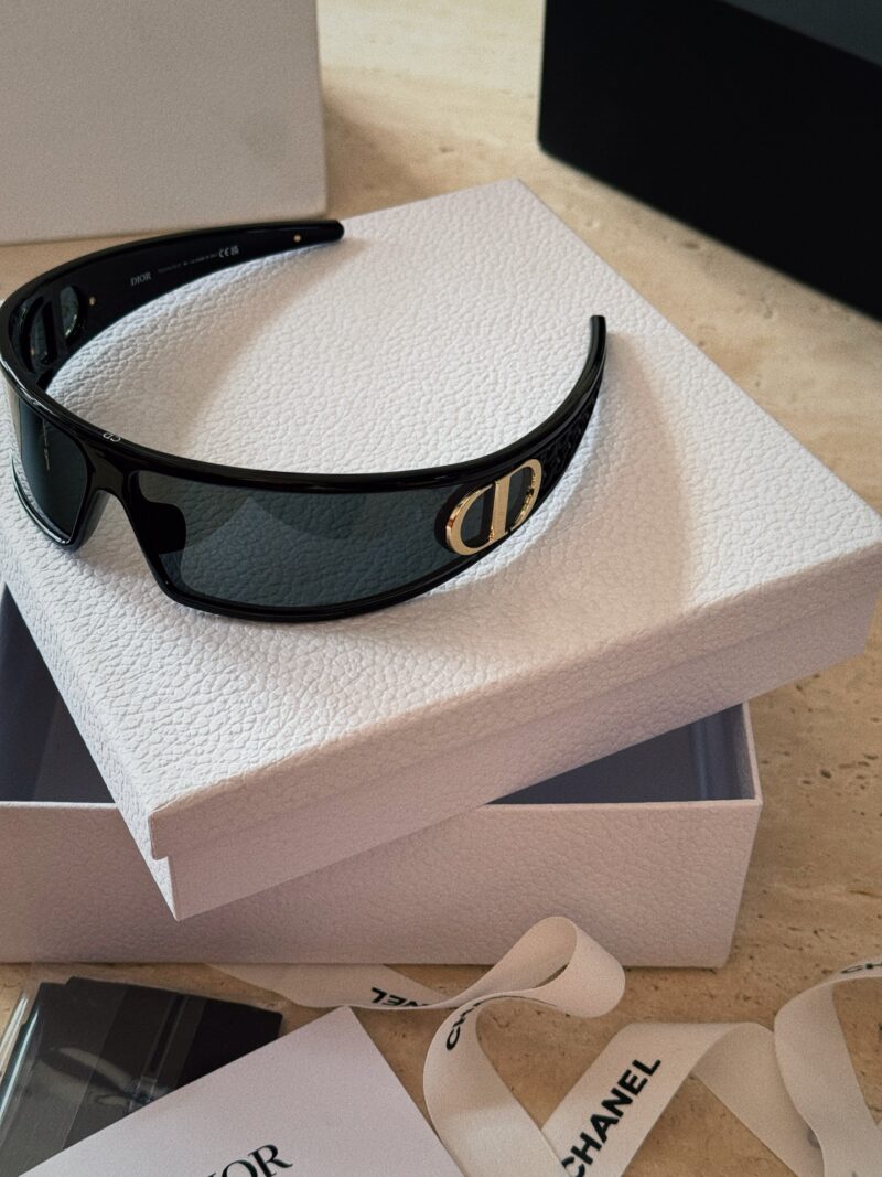 5f3f98dda9.jpg 215 boxes
Dior often uses sunglasses and headbands, which are too beautiful
Buy it! Buy it! Buy it!
Sunglasses and headband dual-use 2-in-1!
Headband+sunglasses=fully open aura!
