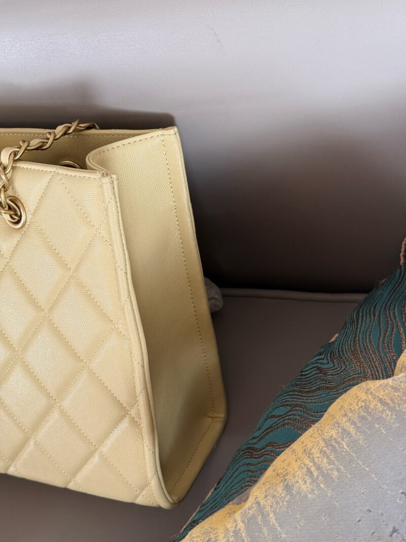 265 box
Grandma Xiang's color is absolutely stunning/stunning
size：30*24cm
Xiaoxiangjia Tote Shopping Bag "Buy One Get One Free"
Shopping bags can be tempting
Cute and lovely chicken yellow/very suitable for summer color matching
It feels soft and ...