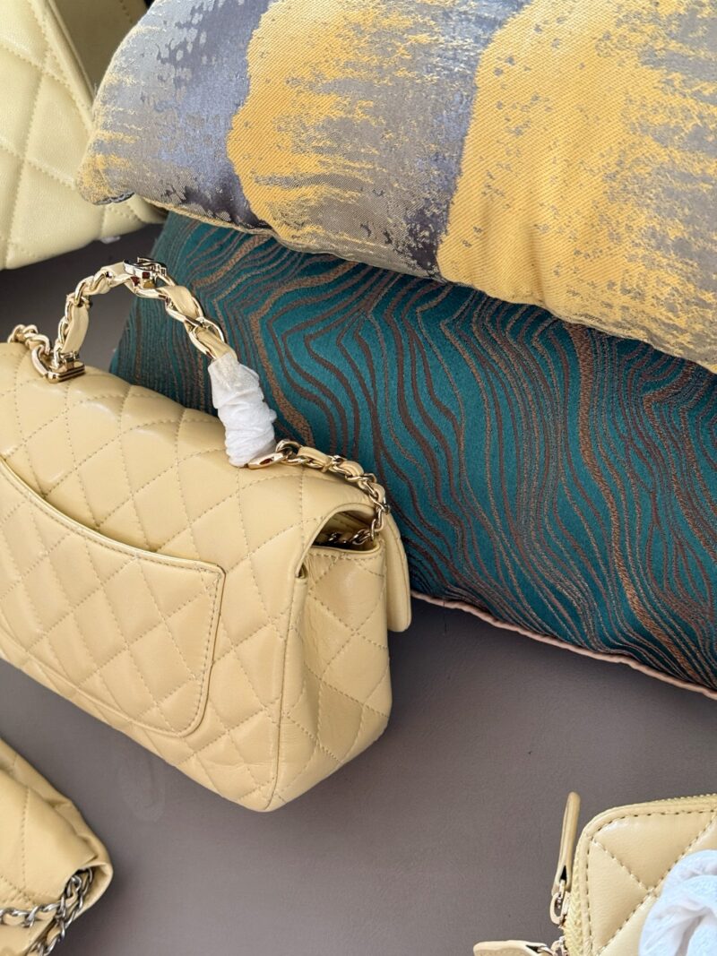 5f5a71ca5b.jpg 225 boxes
Grandma Xiang's color is absolutely stunning/stunning
size :20*12cm
Xiaoxiangjia Chanel 23k Leather Chain Handle CF Upgrades Classic~
Can be carried by hand! The bag is very practical!
Sheepskin with light gold buckle, elegant and princes...
