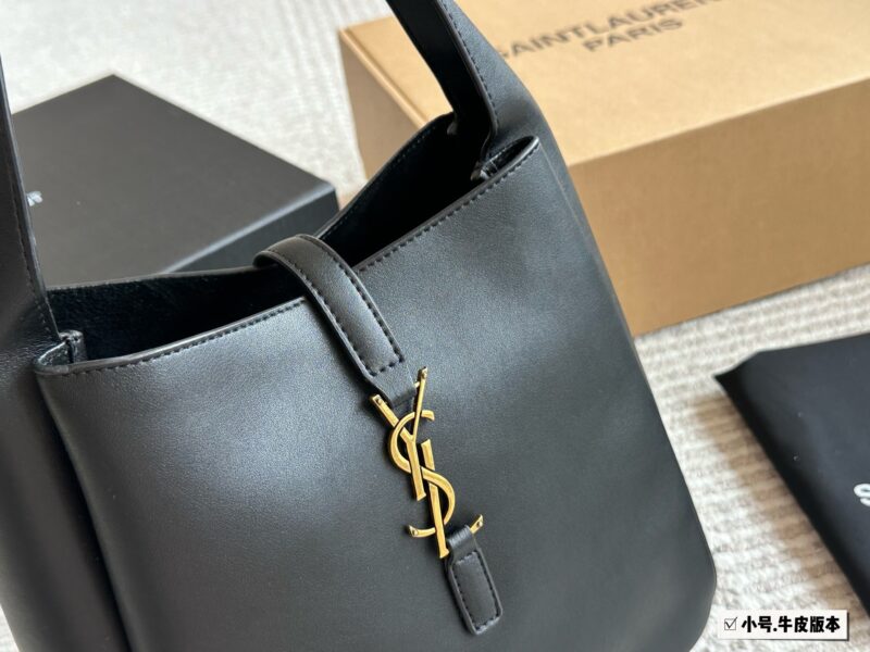 5f5dc855a3.jpg 235 cowhide
Complete packaging
size:24 20cm
YSL Rose Hobo Underarm Bag
The next hit is it!
Lightweight and full of fashion sense!
It's really a great back!!