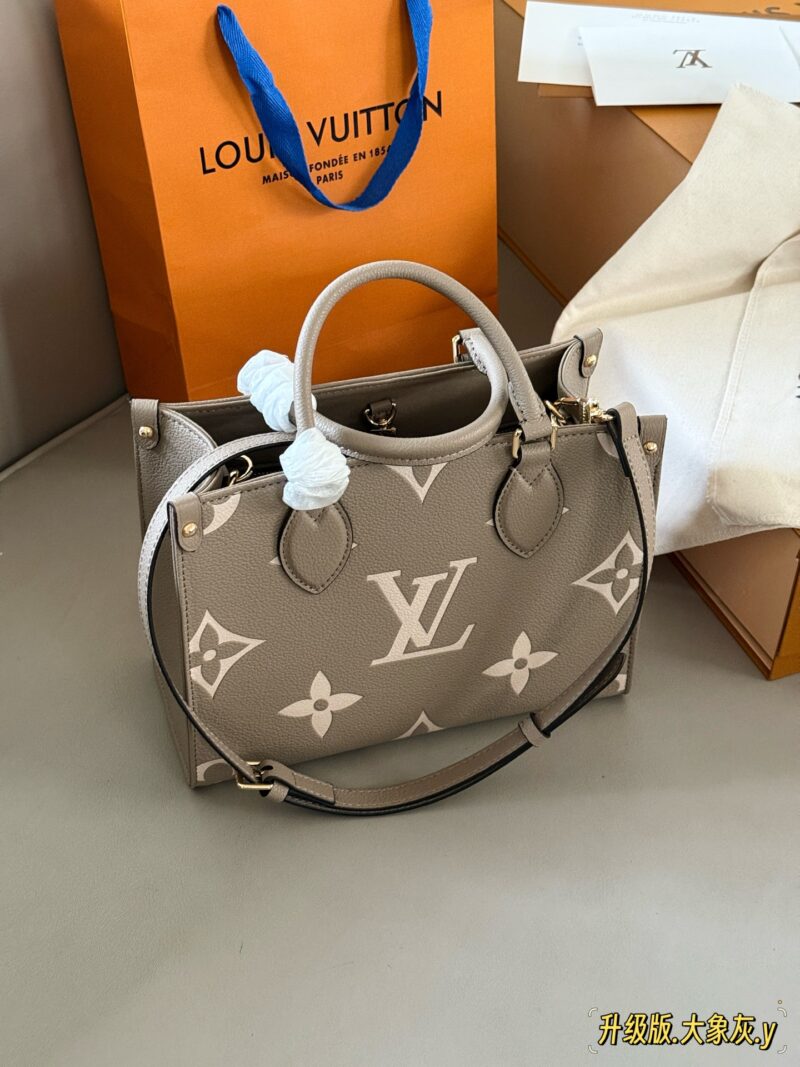 5f5edf8cd3.jpg 235 box
Mother's Day Gift
Size: 25 * 20cm (small)
Excellent quality, understand the goods ??
It's really too advanced!
Warm, gentle, and creamy Iv on the go tote bag
Elephant Grey has a gentle and elegant temperament!
Search Lv on the go shopping bag