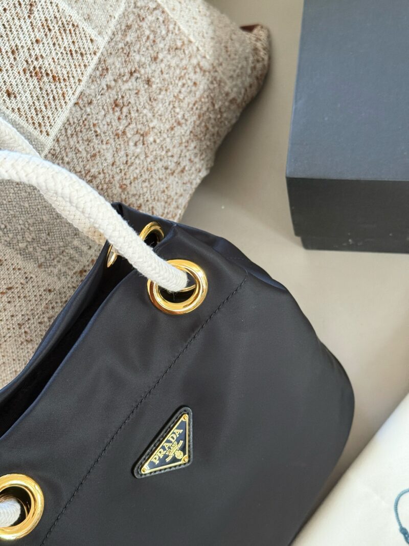 210 box
size：26*25cm
Prad 25 Spring/Summer Novice Bag is Here
It looks more futuristic now~
The small handbag with dragon cloth surface and coarse hemp rope is so cute, I love it!
Nylon bucket bag