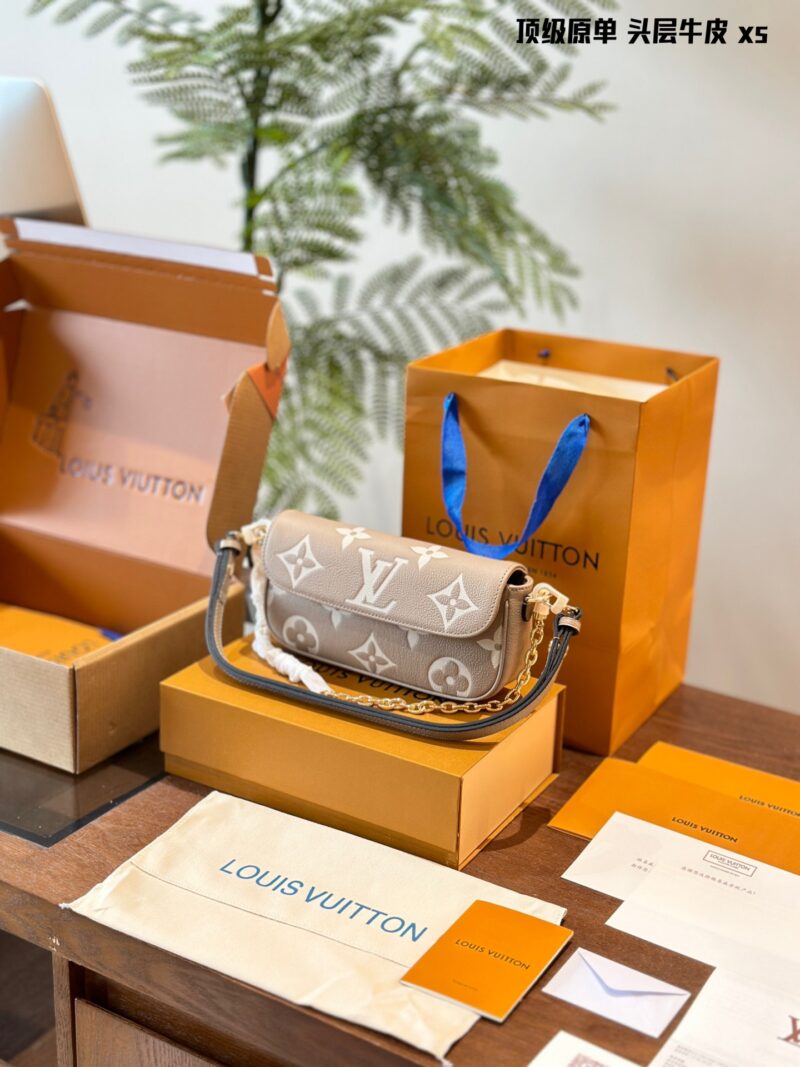 First layer cowhide original single p310
Cute bag shape yet full of elegant temperament folding box! Size 22.11
Lv Ivy Mahjong Bun
Cute bag shape yet full of elegant temperament combined with exquisite and fashionable chain underarm back
A crossbody ...