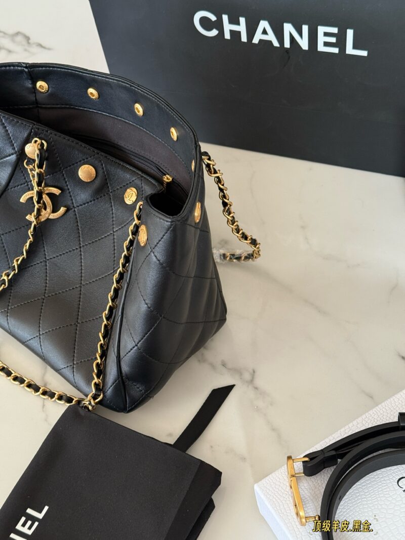 305 box sheepskin
size：25*21cm
Xiaoxiangjia 25p Hobo Bucket Bag
Wow!
A row of small gold coins exudes luxury!
Sheepskin material is soft and high-end!
Very hot and super atmospheric!