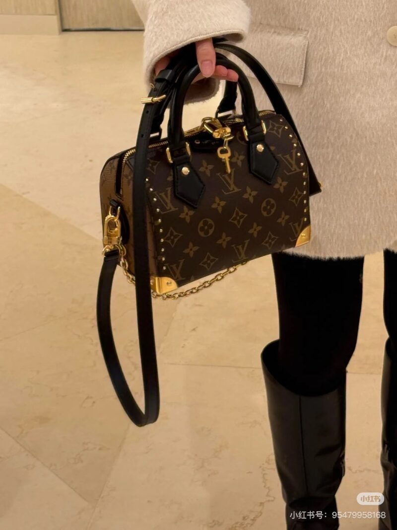 5f7b048826.jpg " LV Speedy Trunk20 Hardware Edition
Speedy trunk 20 pillow bag for fashion show boutique
Fashionable, exquisite, retro, noble and elegant
Concave shaped carrying It's absolutely amazing! It looks absolutely stunning!
Old flowers are getting on my he...