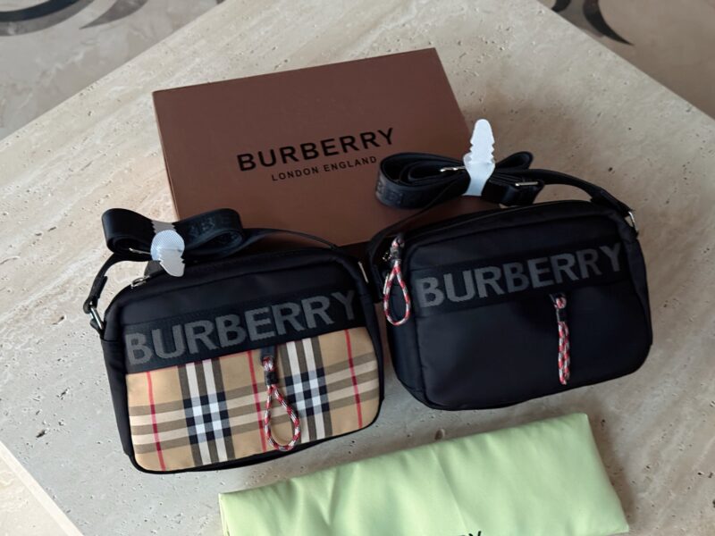 5f82c0b35f.jpg 180 fold gift box
Size: 21 * 16cm
Bur Black Camera Bag
The handbag has a card slot inside!
Traveling and staying at home is very convenient!
This is a product that can be used by children, boyfriends, girlfriends, uncles, and aunties!