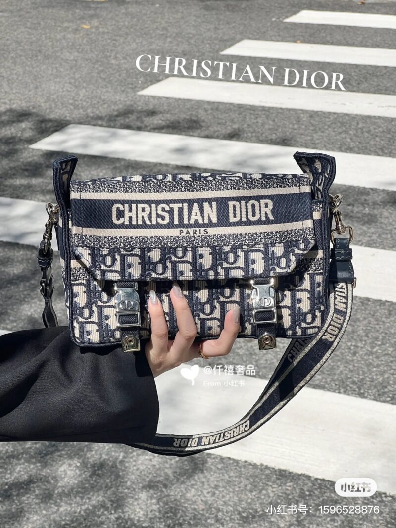 Dior Postman Bag,
Light weight, large capacity, can fit all daily needs
Oblique Jacquard Canvas Fabric is Versatile and Durable # Dior