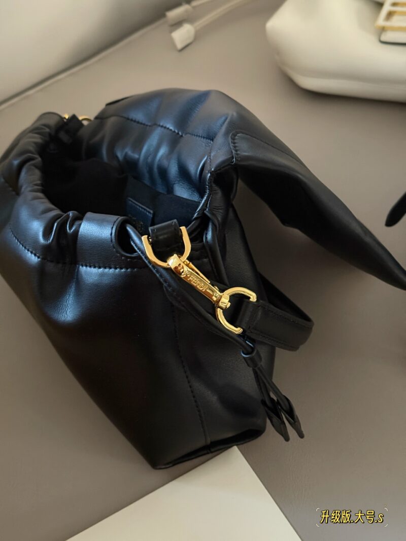 5f97ab15ea.jpg 250 265 box upgrade version
Size: 16 * 13cm (small)
26.5 * 18cm (large)
The latest series Mama Baguette has truly been designed to the hearts of fairies!
Fendi's latest magic wand
Fresh and elegant!