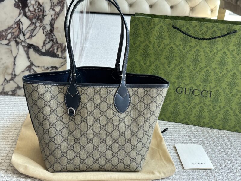 5f9c5bbc33.jpg 220 boxes
size:22*21cm
GG new double-sided tote bag
Capacity is also acceptable
My god? It's so beautiful!
Classic must-have item