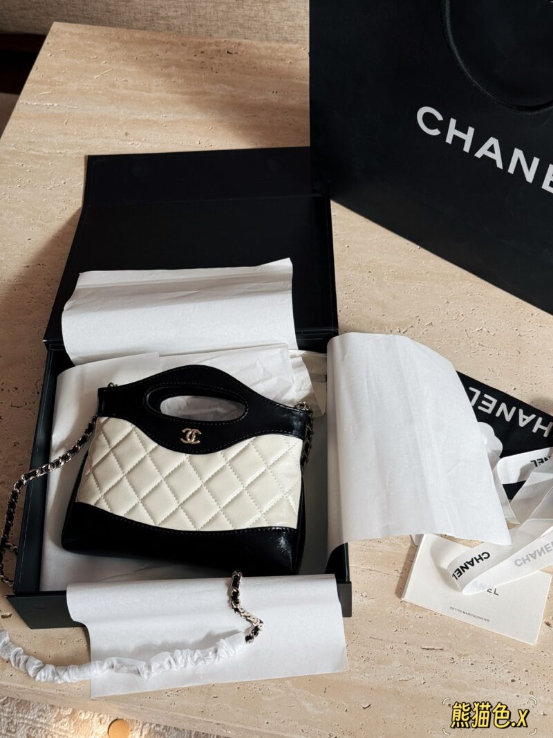 200 boxes
size：22*14.5cm
Xiaoxiangjia's 23a is worth buying
Cute and lovely side scrolling 31 nano bag
The black and white panda color scheme is really fragrant
Who can withstand this!
Xiaoxiang's true love fans must join!
