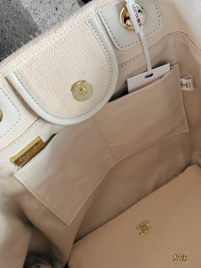 5fc8a90a88.jpg 355355 without box
Size: 38 * 30cm (large)
33 * 25cm (small)
Xiaoxiangjia 25C Early Spring Vacation Series
Marseille and the Sea
Arrange it! Arrange it!
This beach bag released this year is so beautiful!
People are already eagerly anticipating it!
