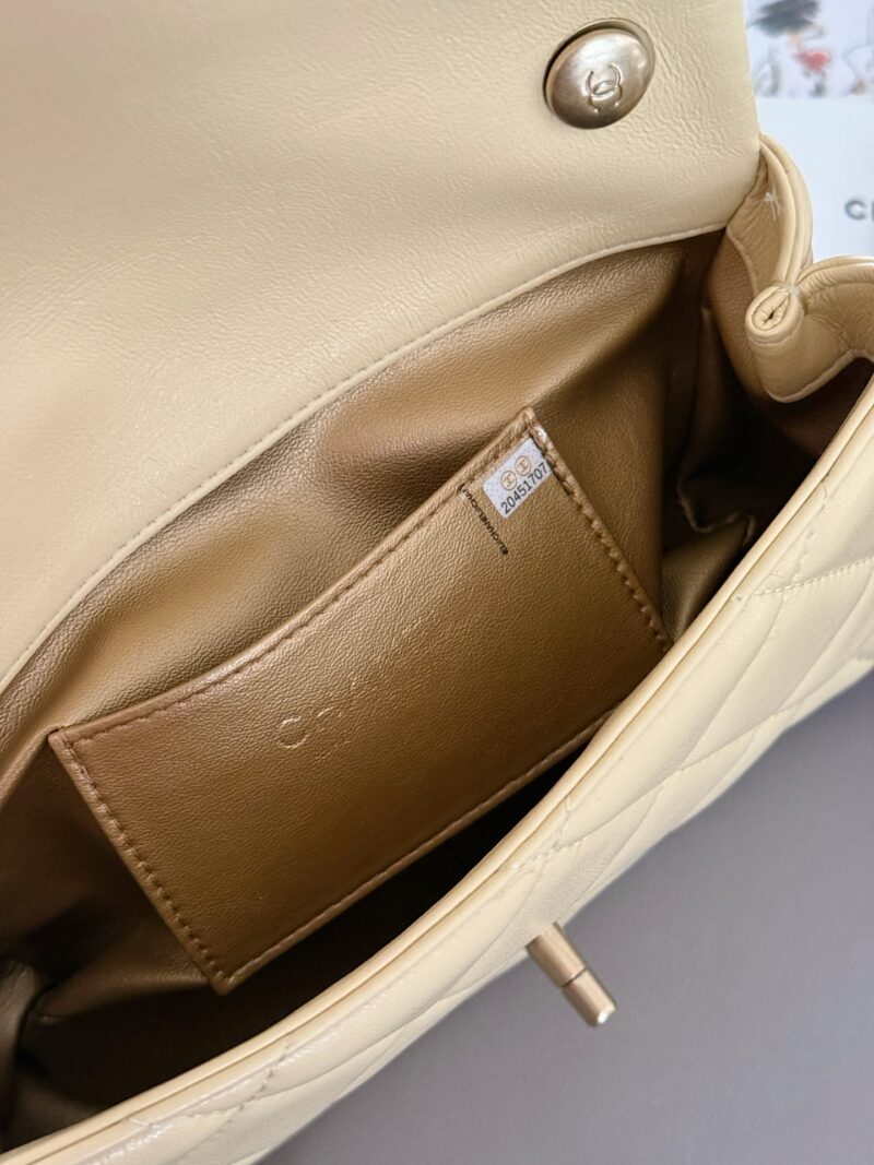 5fca83720b.jpg 230 box
size:20*13cm
Xiaoxiangjia CF Double Pearl Bag
Size 20.5x13x6.5
No need to say more, it's perfect!
Easy storage for both large and small phones!
Both sides of the pearl can be adjusted
The chain can become longer and shorter!
Underarm hand-h...