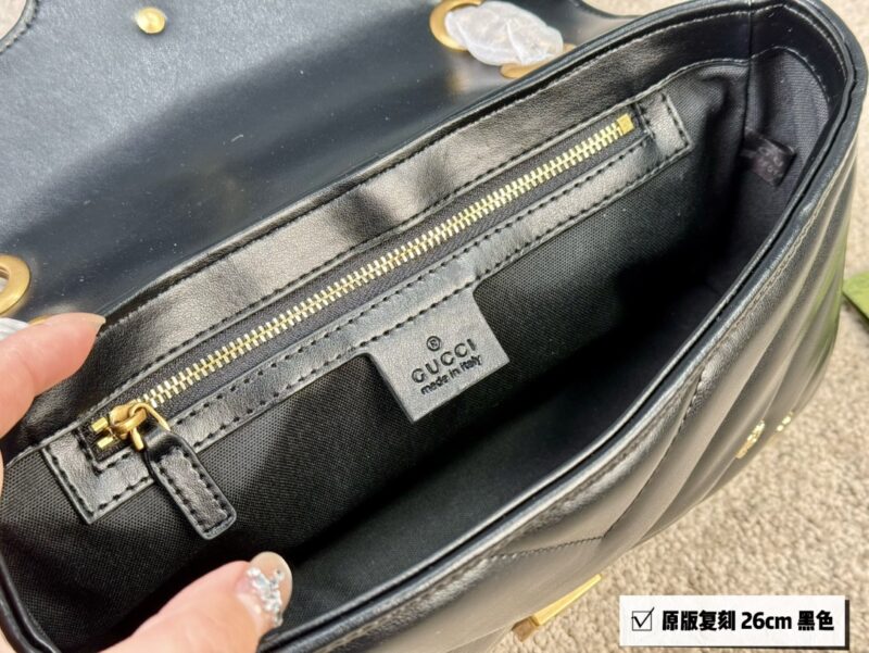 GG Marmont Puff Bag
The swollen shape of the bag looks like a cute little puff pastry
The soft and delicate leather will definitely fall in love
size ：26cm