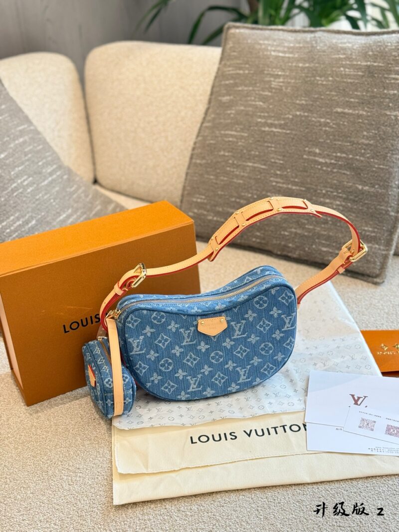 5fe1f65c26.jpg 2-in-1 pea bag p300
LV denim monogram is finally back, no longer searching for vintage!
Classic light blue distressed denim with vintage design, full of retro feeling. Cowboys come with a casual temperament, with a soft body that gives people a feeli...