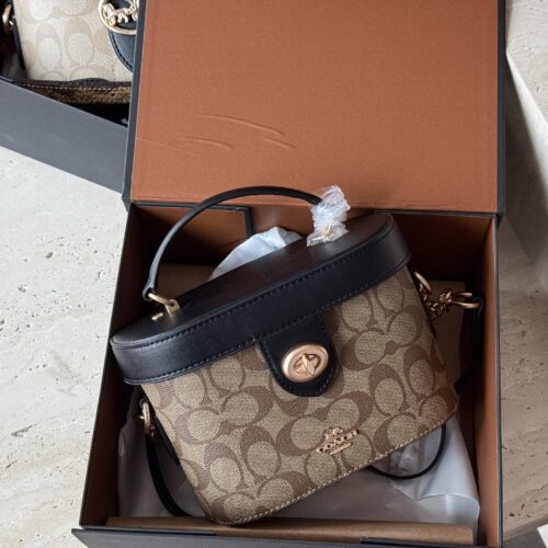 225 boxes
size：19*13cm
C's new model Georgie
Limited edition presbyopia box bag,
This one exudes a high-end texture,
And it's super versatile.
It's time to give yourself a seasonal bag~
Original hardware! Order version!