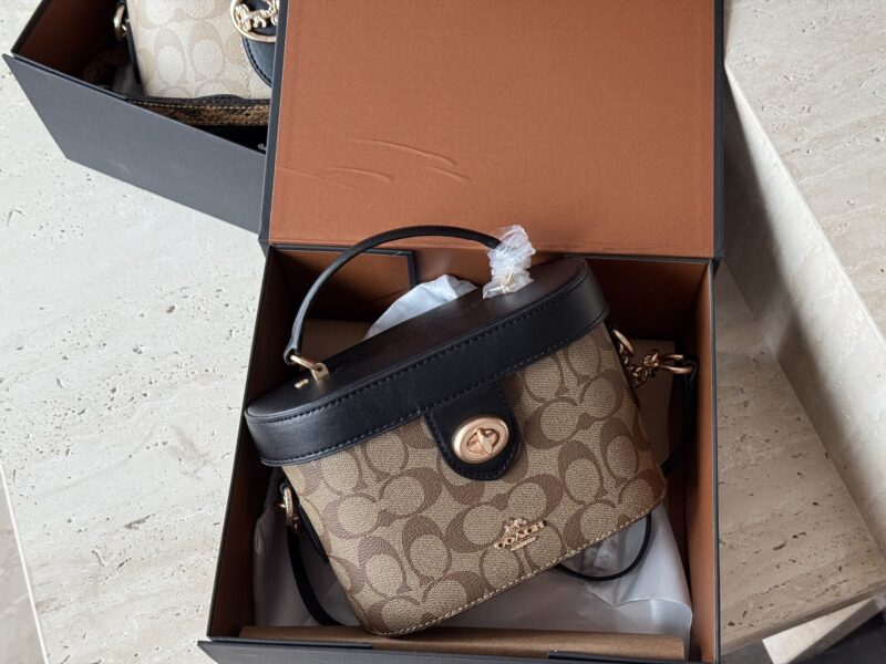 60057ce097.jpg 225 boxes
size:19*13cm
C's new model Georgie
Limited edition presbyopia box bag,
This one exudes a high-end texture,
And it's super versatile.
It's time to give yourself a seasonal bag~
Original hardware! Order version!