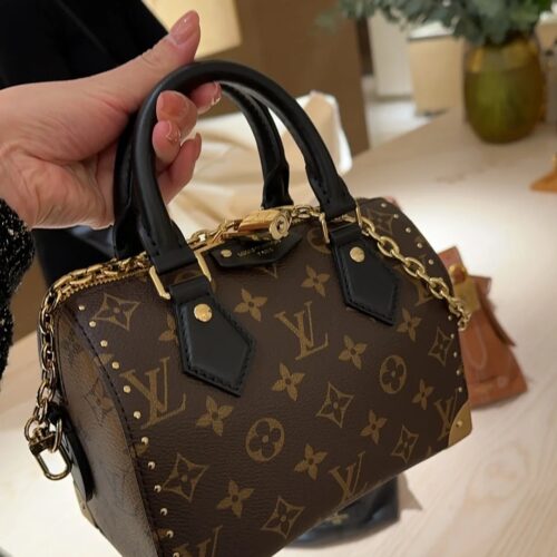" LV Speedy Trunk20 Hardware Edition
Speedy trunk 20 pillow bag for fashion show boutique
Fashionable, exquisite, retro, noble and elegant
Concave shaped carrying It's absolutely amazing! It looks absolutely stunning!
Old flowers are getting on my he...