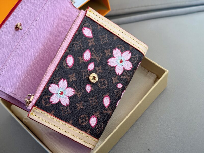 6013eacb25.jpg 170 boxes
size:12*9cm
L Family Sakura Flash Series Wallet
lovely! Easy to carry!
A small wallet that keeps its appearance online
There are a total of 6 ? ? A card slot,
A change slot with a zipper!