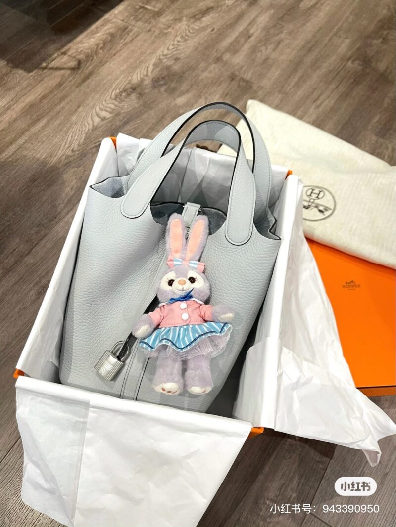 Hermes Basket | Is the unbeatable Holy Grail Blue the best match on the internet
This outfit is truly unbeatable and beautiful. It's so girlish, isn't it! !