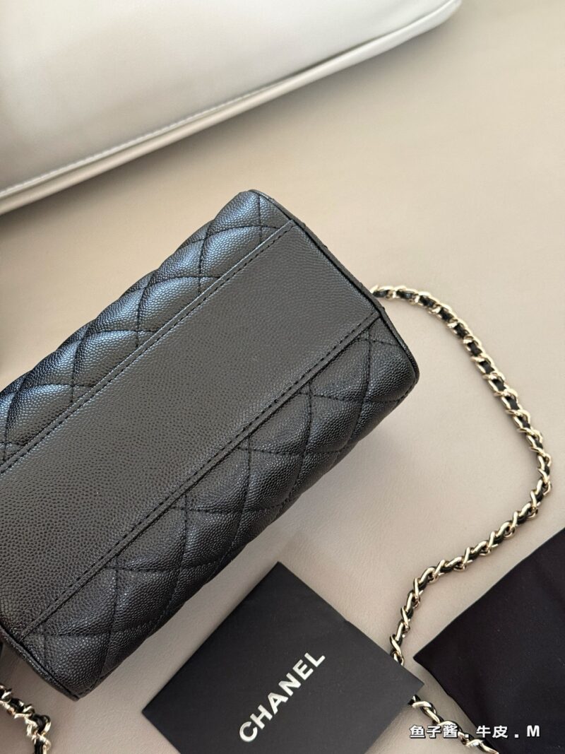 260 box cowhide
size：18*12cm
The Relaxation of Xiaoxiang's 25p Bowling Bag
Litchi peel and detachable chain
The round and plump bag has a particularly good capacity
I don't choose outfits either!
Belonging to the classic style of bowling!