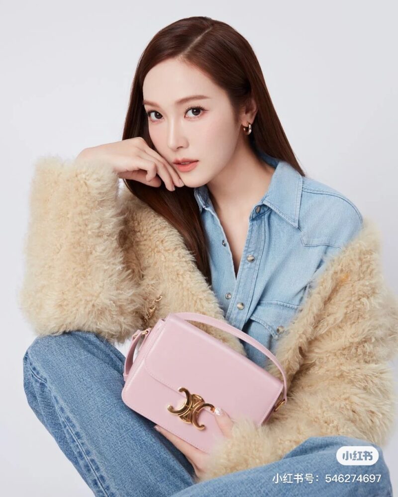 60653910ae.jpg CELINE 2023 New Year Series Popularity Pack with Dreamy Cherry Blossom Powder CELINE, this "cherry blossom powder" is so beautiful that it's too foul! Classic small square bag, half The moon saddle is dyed with dreamy pink, and Lisa and Jessica are s...