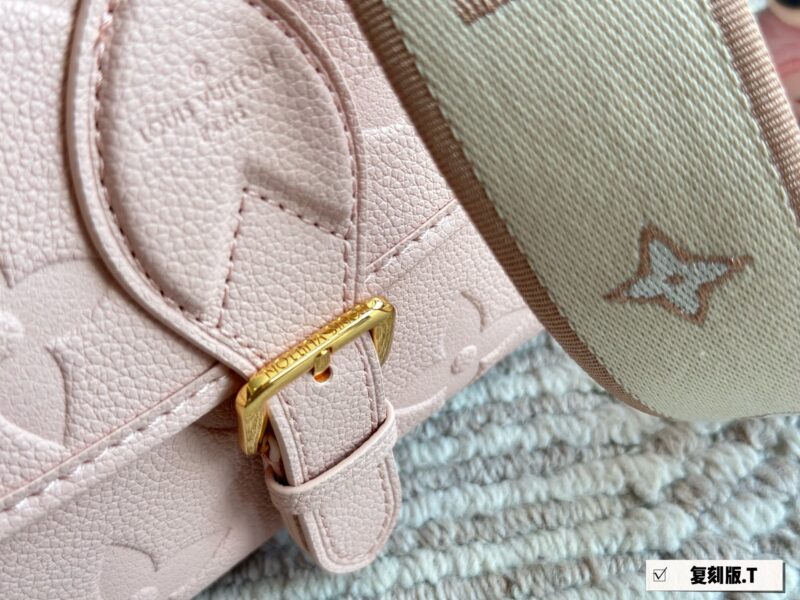 60672270c2.jpg 265 box
size:25*17cm
L Family Diane French Stick Handbag
The magic wand bag is really beautiful!
The leather and color are both good,
Configure two shoulder straps ?? Sweet and salty!
Search for Lv Law Stick