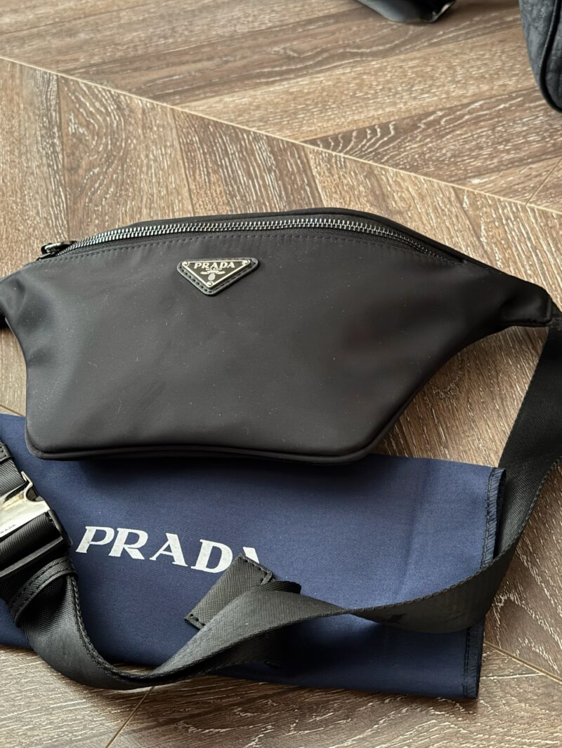 6070b877d6.jpg 170 boxes
Size: Bottom width 20, top width 35 * height 17
Prad ? waist bag/? chest bag
stumble on
This waist bag is really easy to carry!
The capacity is very friendly
Very good
Lightweight and easy to use
hands-free