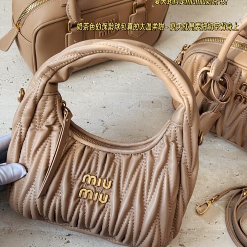 210 box
size：22*11cm
MiuMiu girl who can be cool and cute
Miumiu wander bag
Easy to match, can handle any style
The material is very soft
The capacity is also very good
Retro and playful hobo bag shape
It's a bag that I've been taking out almost ev...