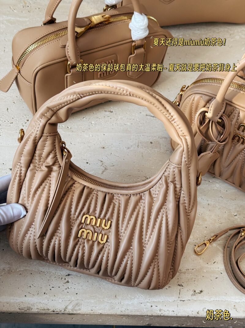 6079a3bad7.jpg 210 box
size:22*11cm
MiuMiu girl who can be cool and cute
Miumiu wander bag
Easy to match, can handle any style
The material is very soft
The capacity is also very good
Retro and playful hobo bag shape
It's a bag that I've been taking out almost ev...