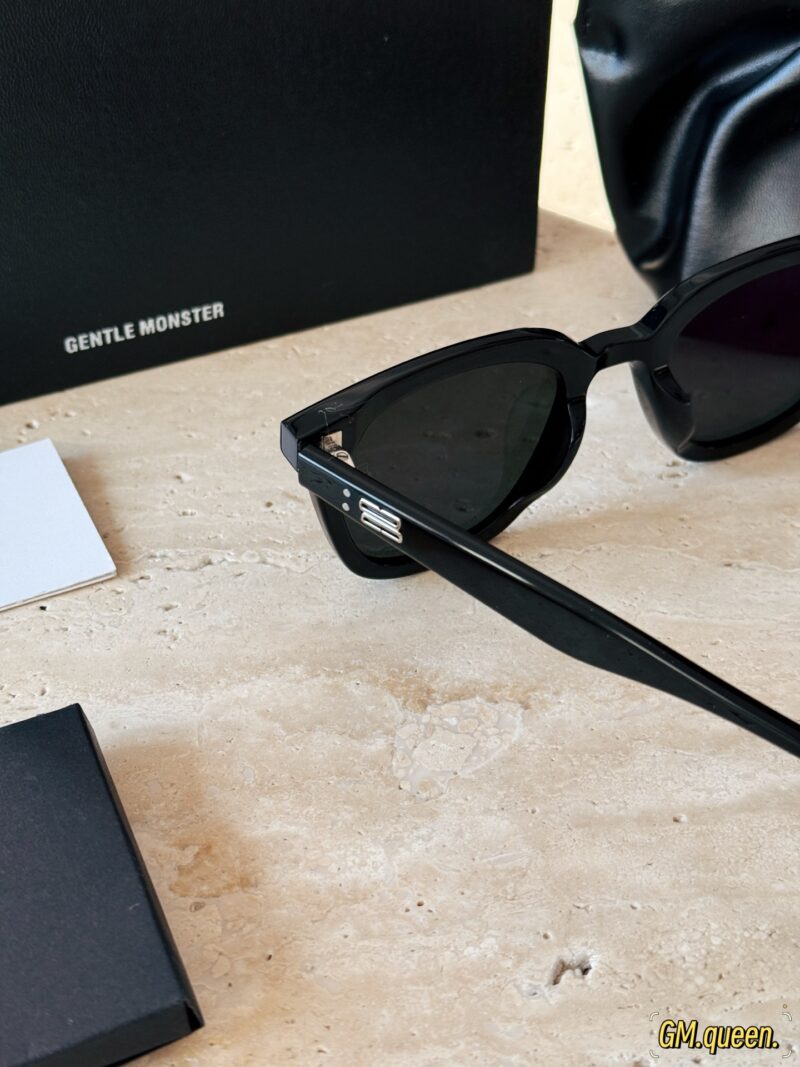 607fbbac1e.jpg 185 pairs of packaging
GM Sunglasses | White Deer Same Style Queen
Square face Tian Cai sunglasses one!
Soft square circular frame design,
It can effectively contour the face,
After wearing it, it looks super small on the face.