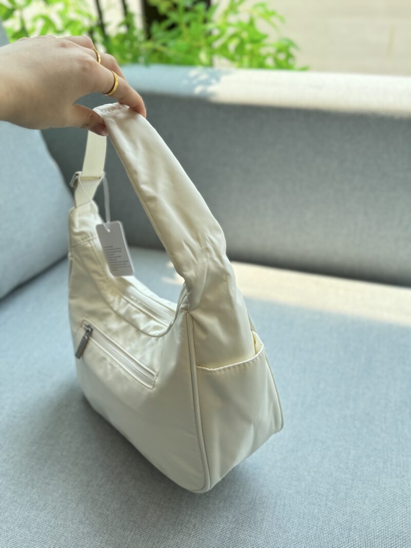 608ac75e4f.jpg 180 airplane box
size:27×19
Lululemon 4L Nylon Underarm Bag Handbill Shoulder Bag
Underarm handbags are also full of design sense! Smooth and textured, with a large capacity!
Love at first sight armpit croissant