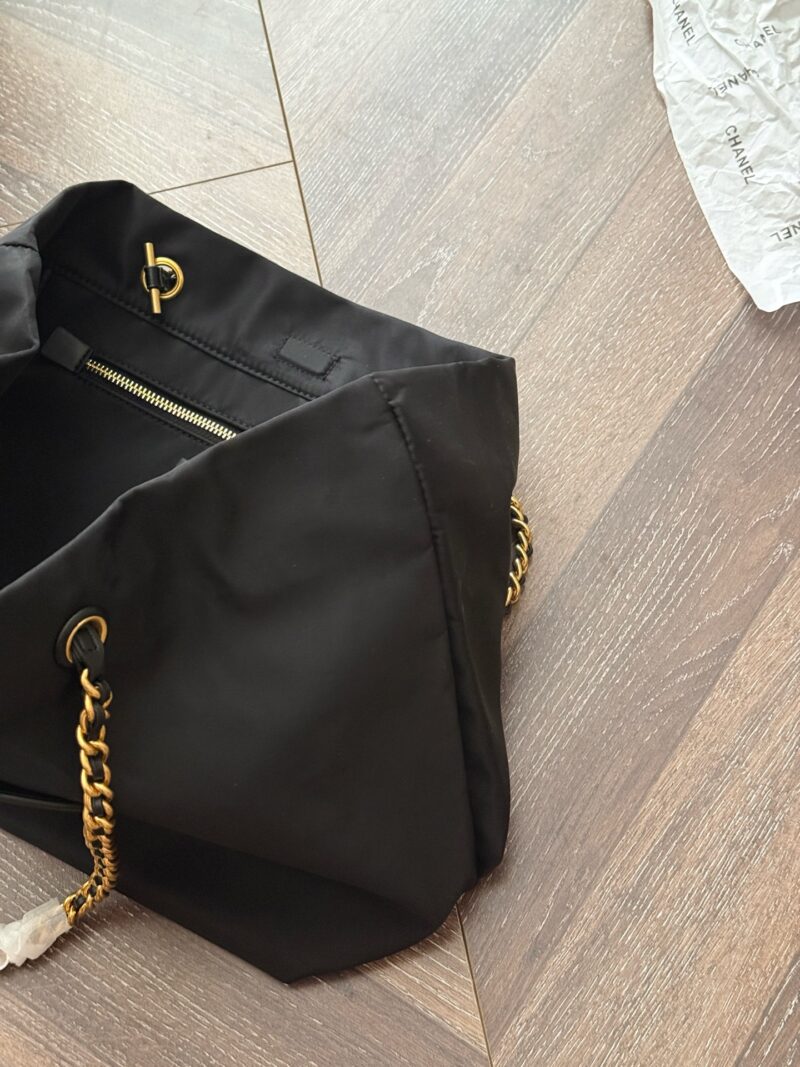 609396ca4d.jpg 215 boxes
Size: 31 * 28cm
High version ?
TB ella Nylon Canvas Bag
New Tote One
The nylon chain bag is really beautiful
Original canvas ? Cowhide splicing
You can also put it in with sufficient capacity